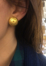 Charger l&#39;image dans la galerie, Paire de clips d&#39;oreilles Lalaounis or jaune
