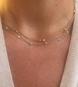 Collier or jaune intercalé de diamant sur maille forçat