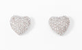 Boucles d'oreilles en gris formant des cœurs, pavée de diamant