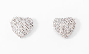 Boucles d'oreilles en gris formant des cœurs, pavée de diamant