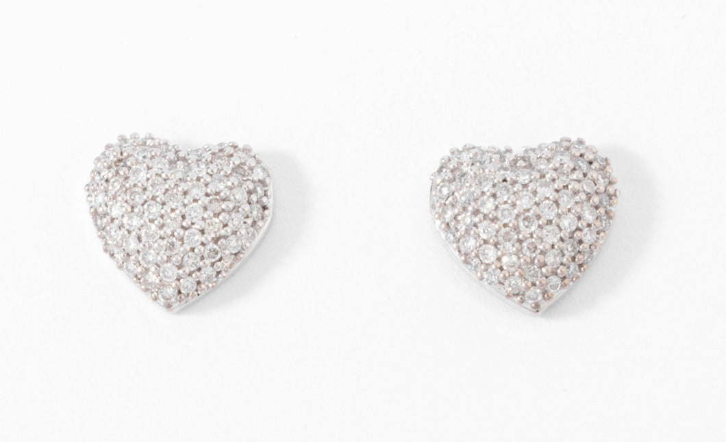 Boucles d'oreilles en gris formant des cœurs, pavée de diamant
