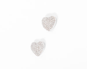 Boucles d'oreilles en gris formant des cœurs, pavée de diamant