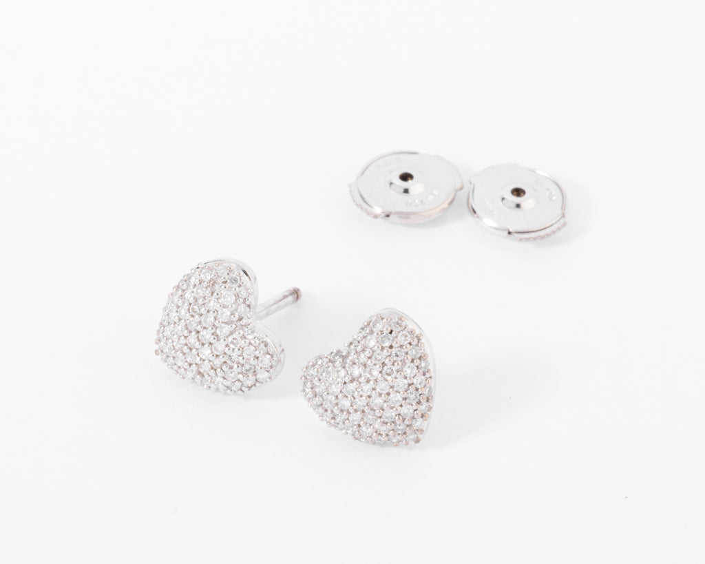Boucles d'oreilles en gris formant des cœurs, pavée de diamant
