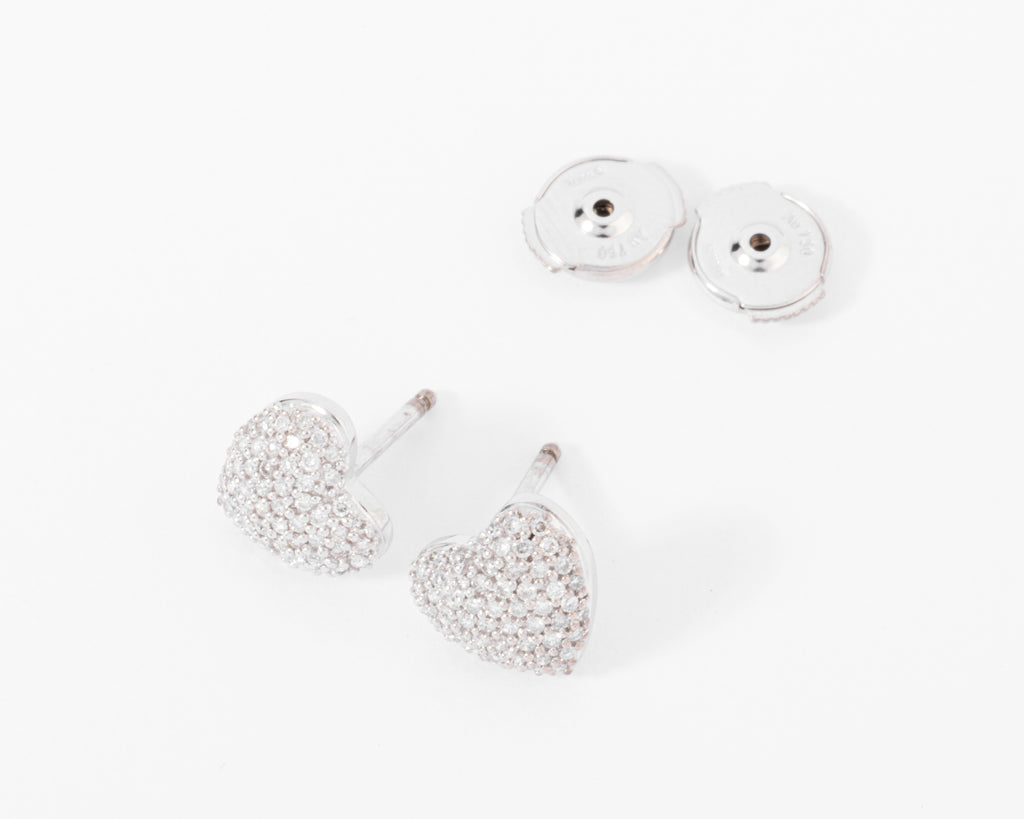 Boucles d'oreilles en gris formant des cœurs, pavée de diamant