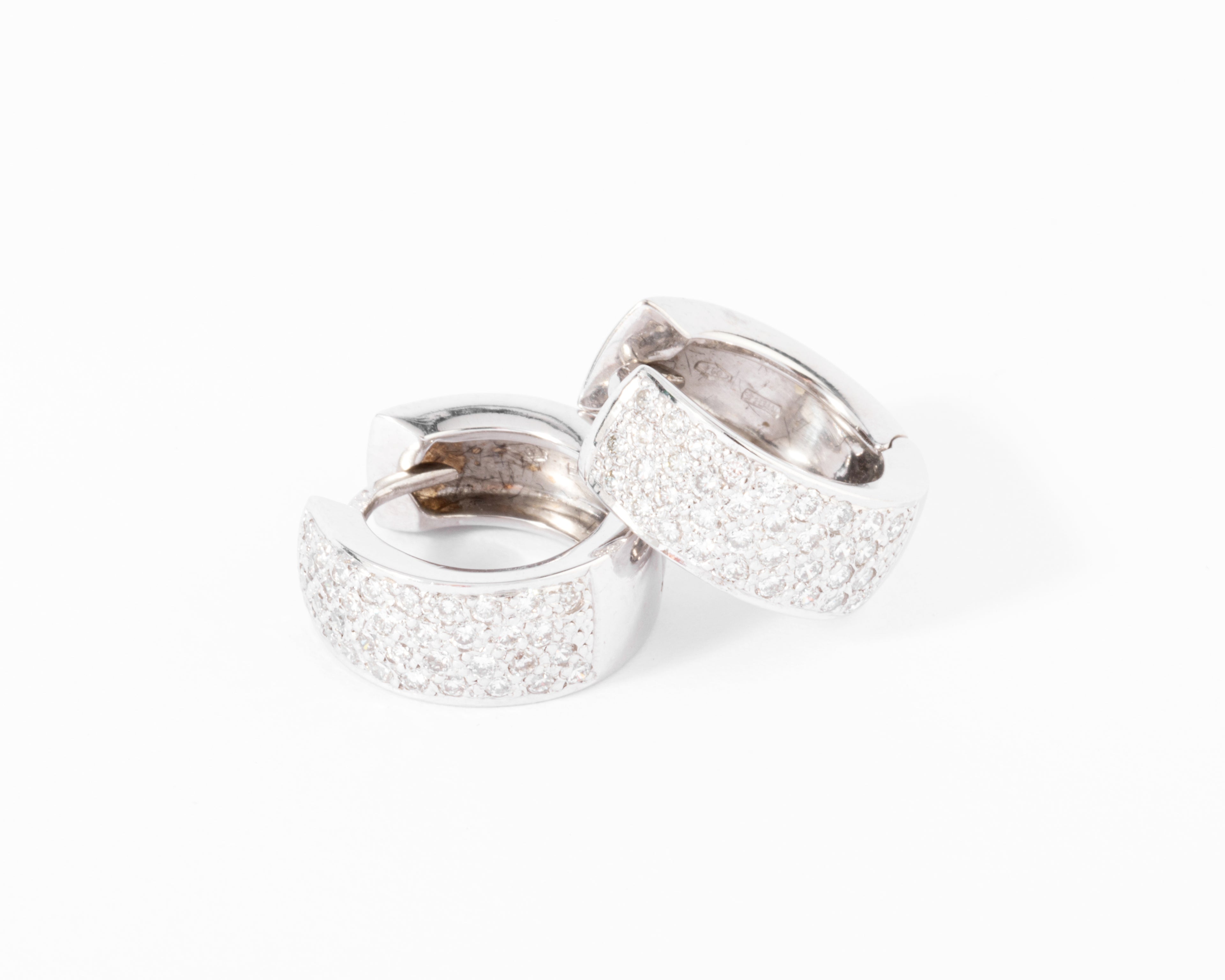 Boucles d'oreilles en demi créole en or gris et diamant