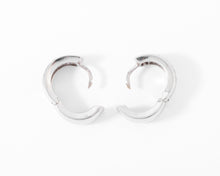 Charger l&#39;image dans la galerie, Boucles d&#39;oreilles en demi créole en or gris et diamant
