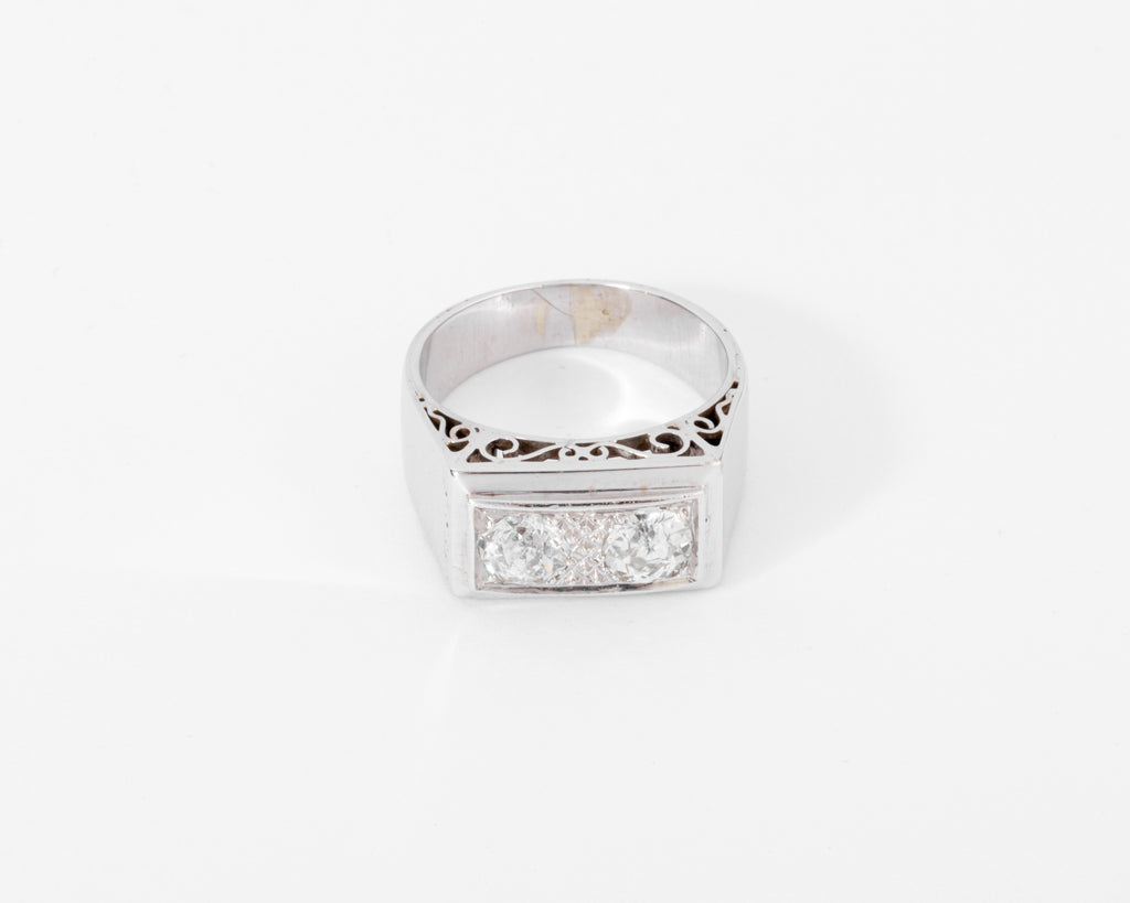 Bague chevaliere en platine ornée de 2 diamants