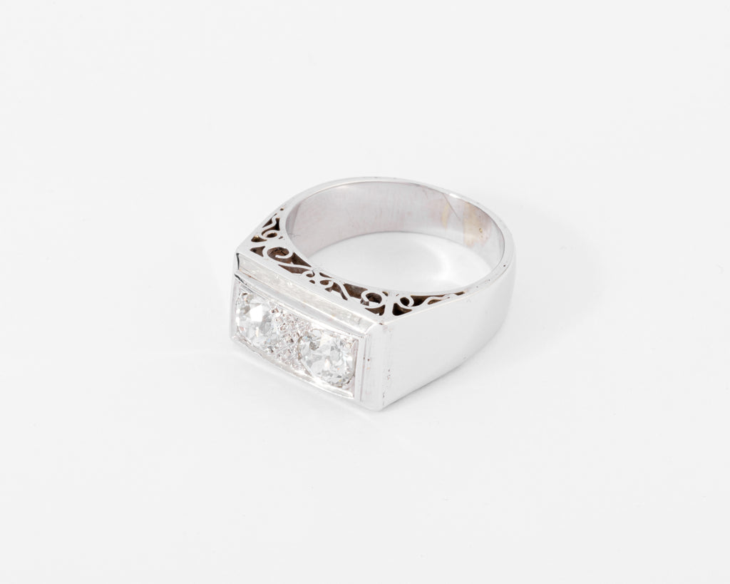 Bague chevaliere en platine ornée de 2 diamants