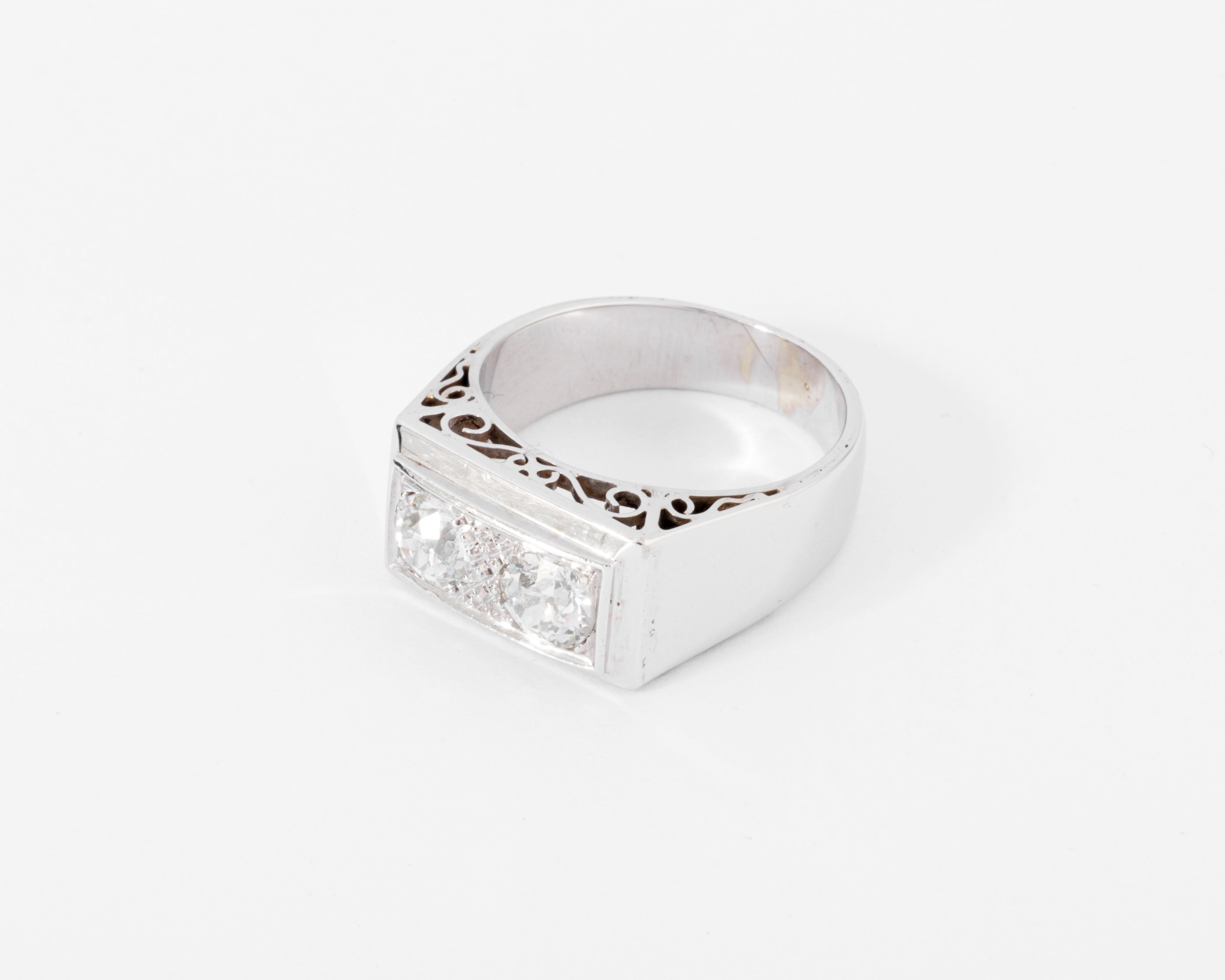 Bague chevaliere en platine ornée de 2 diamants
