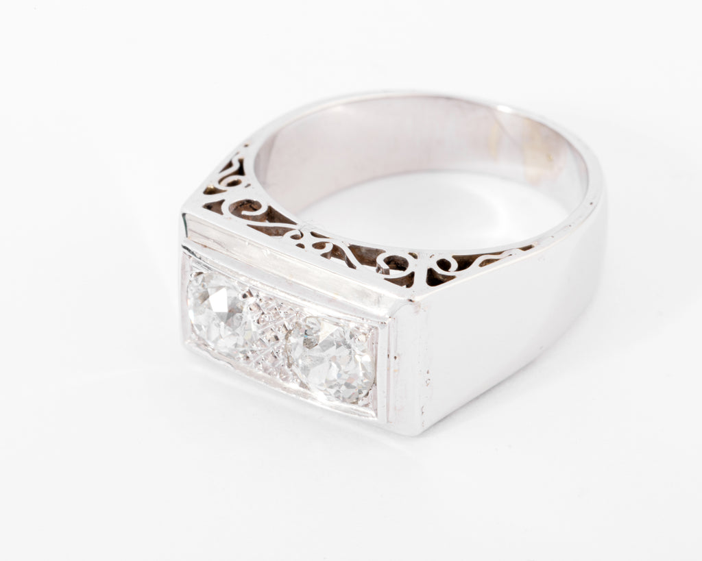 Bague chevaliere en platine ornée de 2 diamants