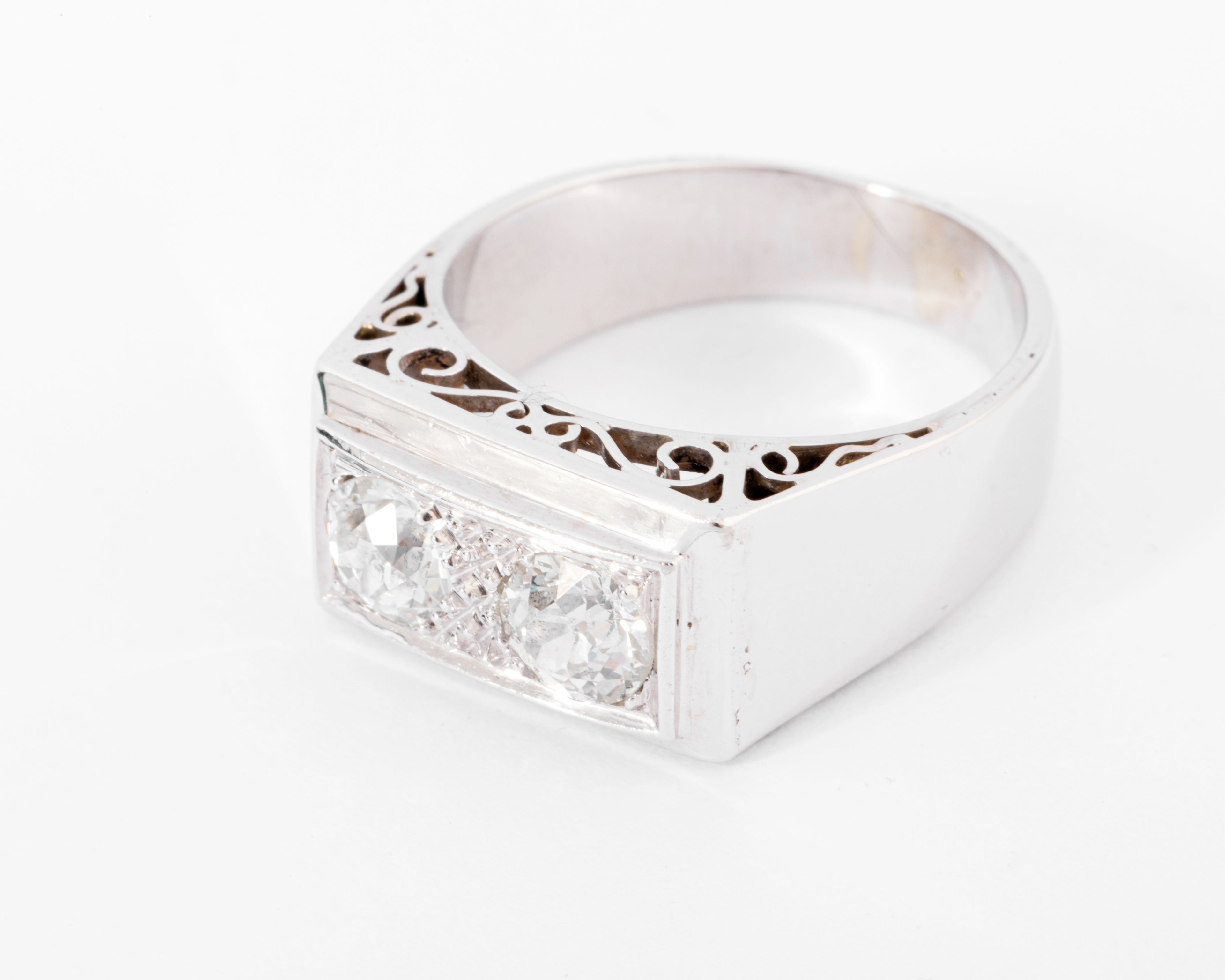 Bague chevaliere en platine ornée de 2 diamants