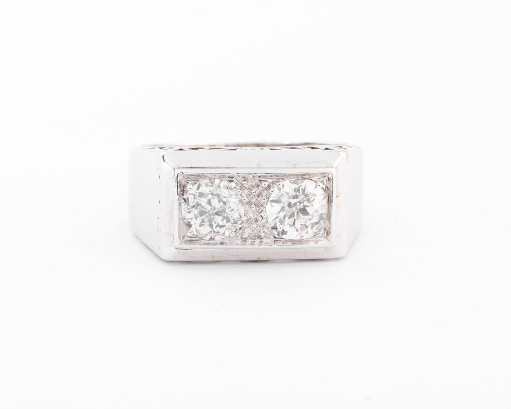 Bague chevaliere en platine ornée de 2 diamants