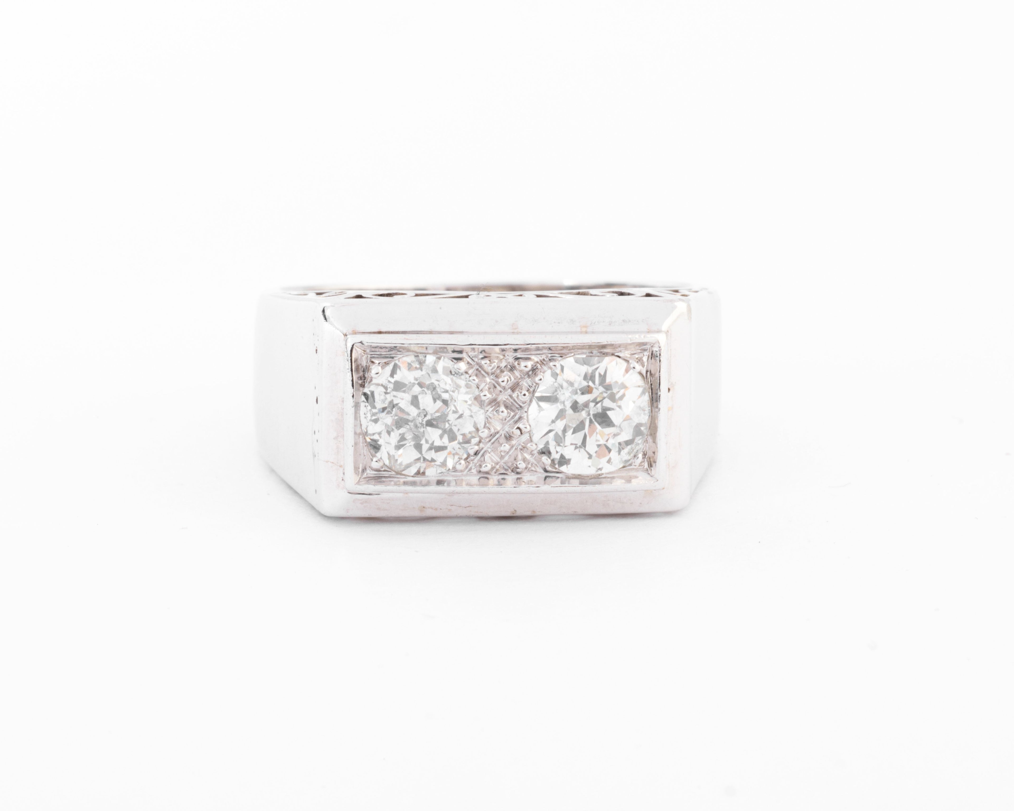 Bague chevaliere en platine ornée de 2 diamants