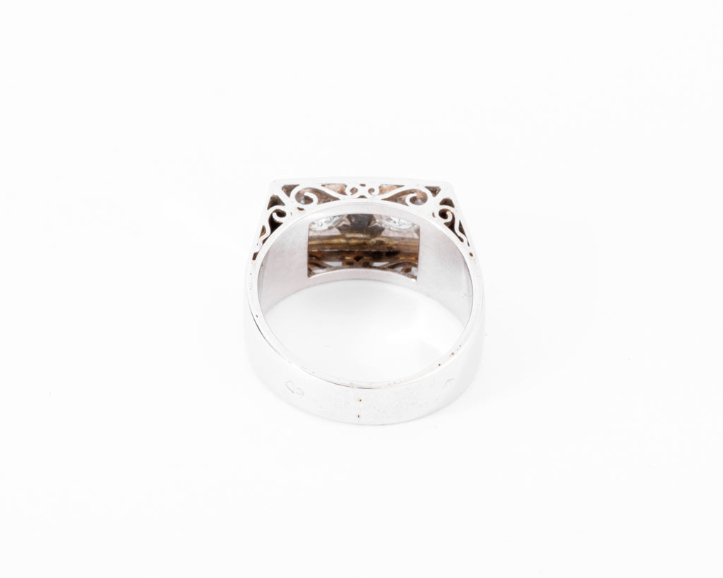 Bague chevaliere en platine ornée de 2 diamants