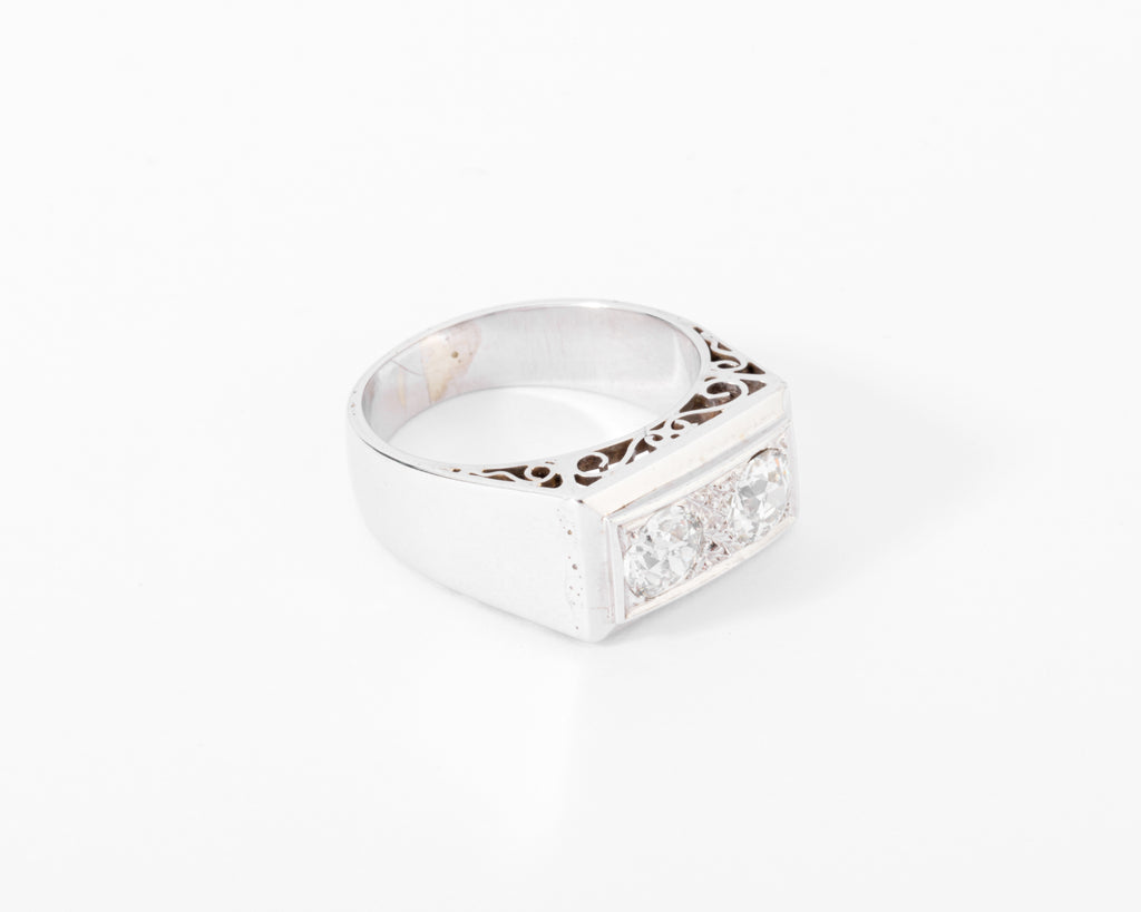 Bague chevaliere en platine ornée de 2 diamants