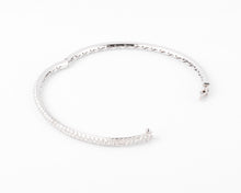 Charger l&#39;image dans la galerie, Bracelet jonc en or gris serti de 3 lignes de diamant

