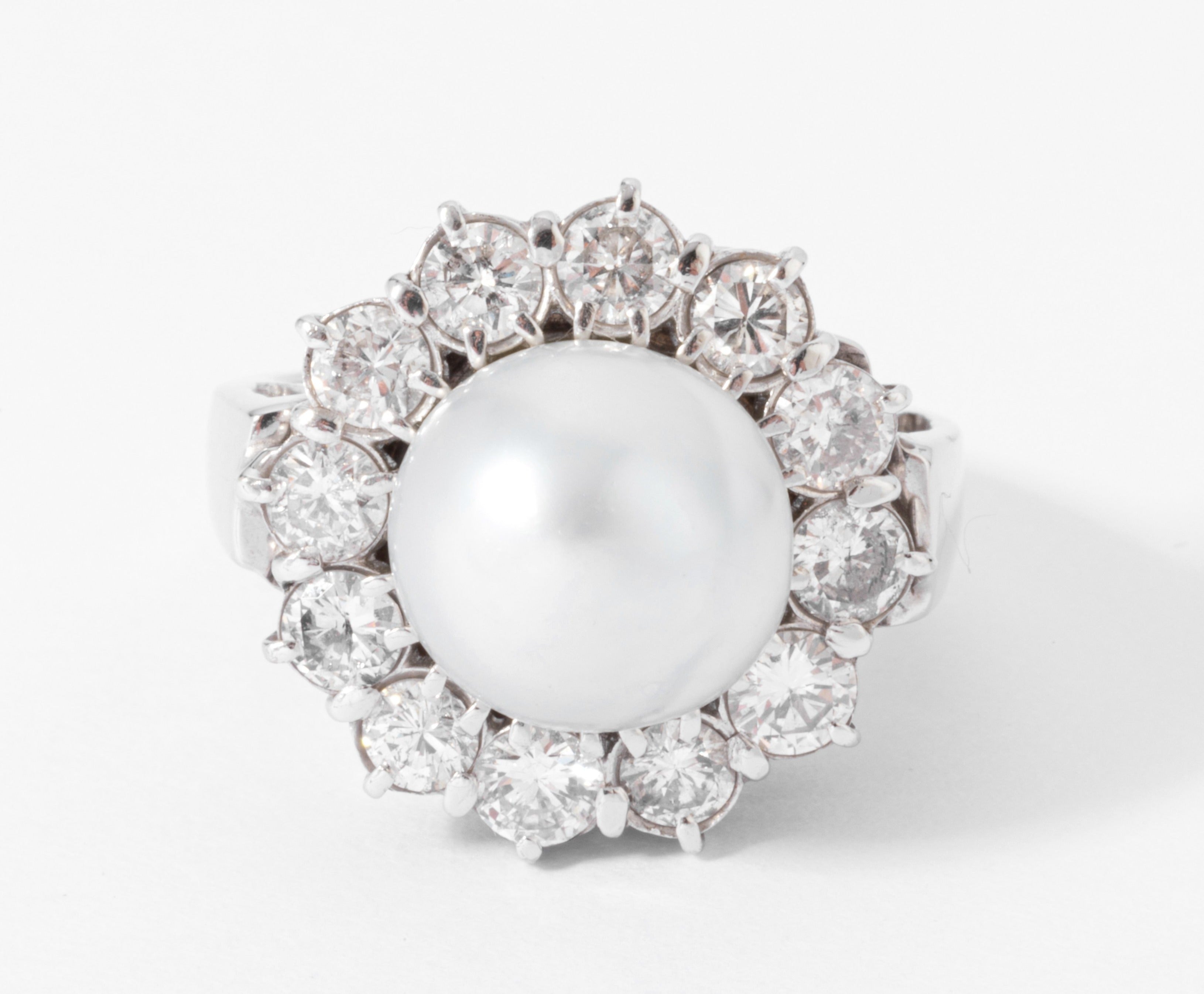 Bague marguerite en perle, entourée diamants
