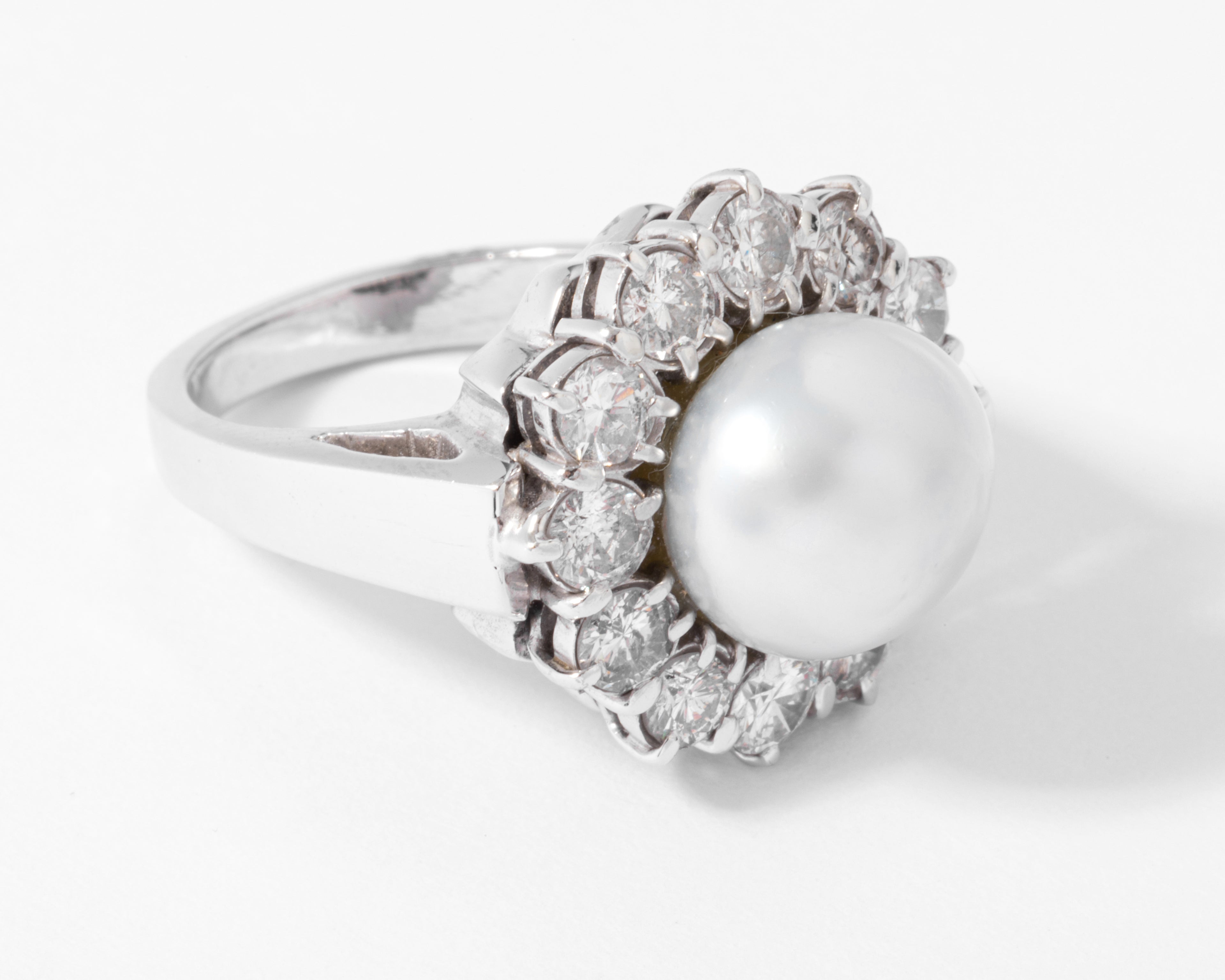 Bague marguerite en perle, entourée diamants