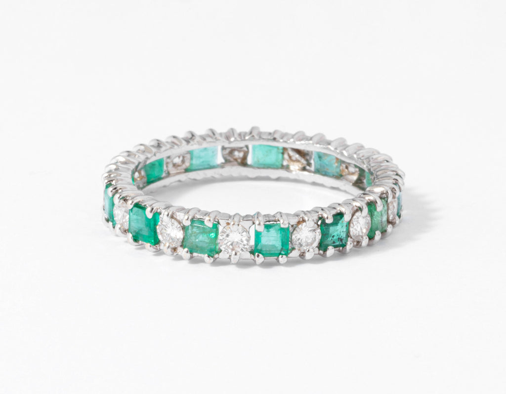 Alliance en diamant et émeraudes sur or gris