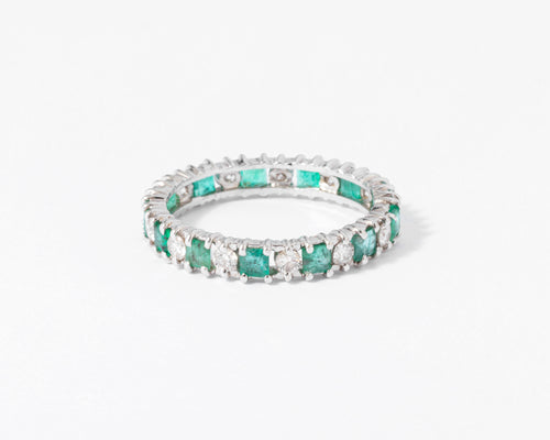 Alliance en diamant et émeraudes sur or gris