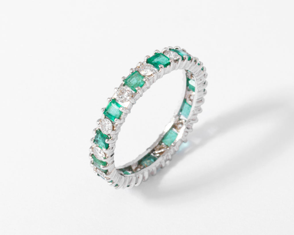 Alliance en diamant et émeraudes sur or gris