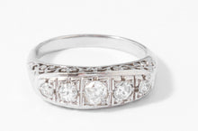 Charger l&#39;image dans la galerie, Bague jarretière en platine ornée de diamants

