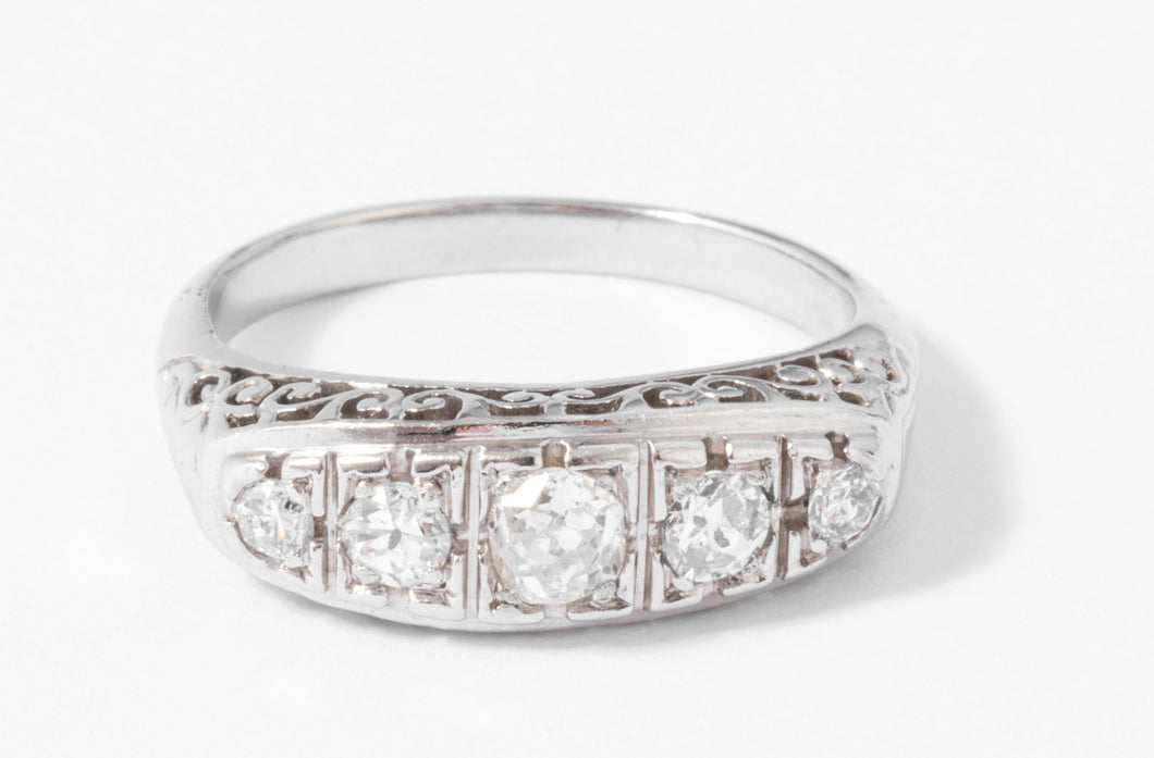 Bague jarretière en platine ornée de diamants