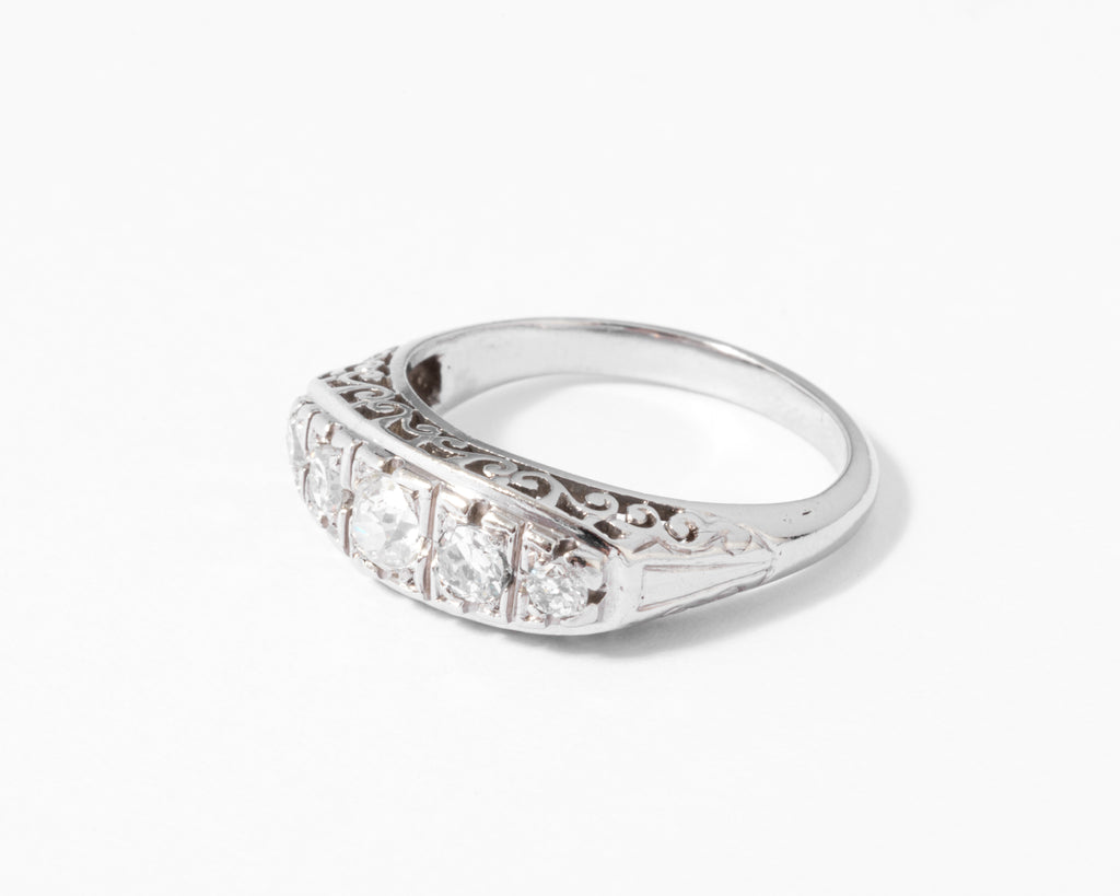Bague jarretière en platine ornée de diamants