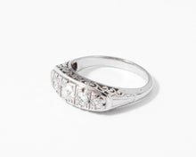 Charger l&#39;image dans la galerie, Bague jarretière en platine ornée de diamants
