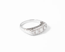 Charger l&#39;image dans la galerie, Bague jarretière en platine ornée de diamants
