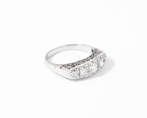 Bague jarretière en platine ornée de diamants
