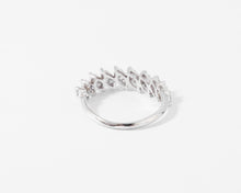 Charger l&#39;image dans la galerie, Demie alliance en or gris et diamant
