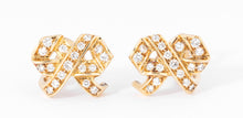 Charger l&#39;image dans la galerie, Boucles d&#39;oreilles signée de la maison Dior en or jaune et diamant
