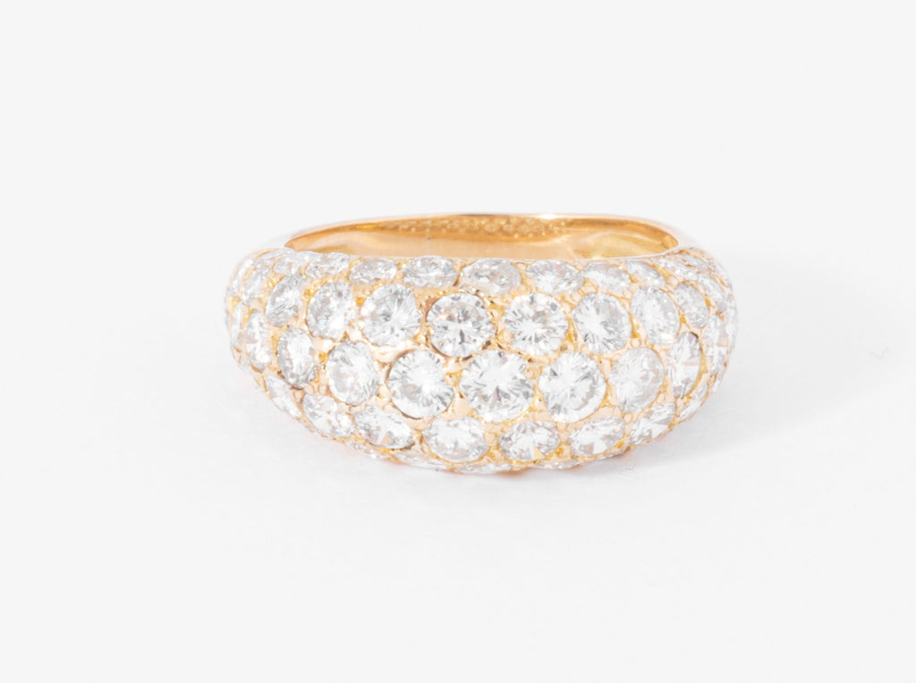Bague jonc bombée en diamant.