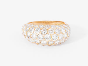 Bague jonc bombée en diamant.