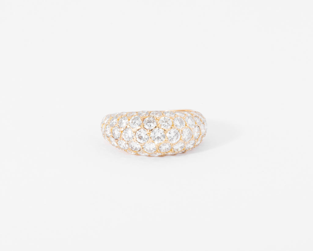 Bague jonc bombée en diamant.