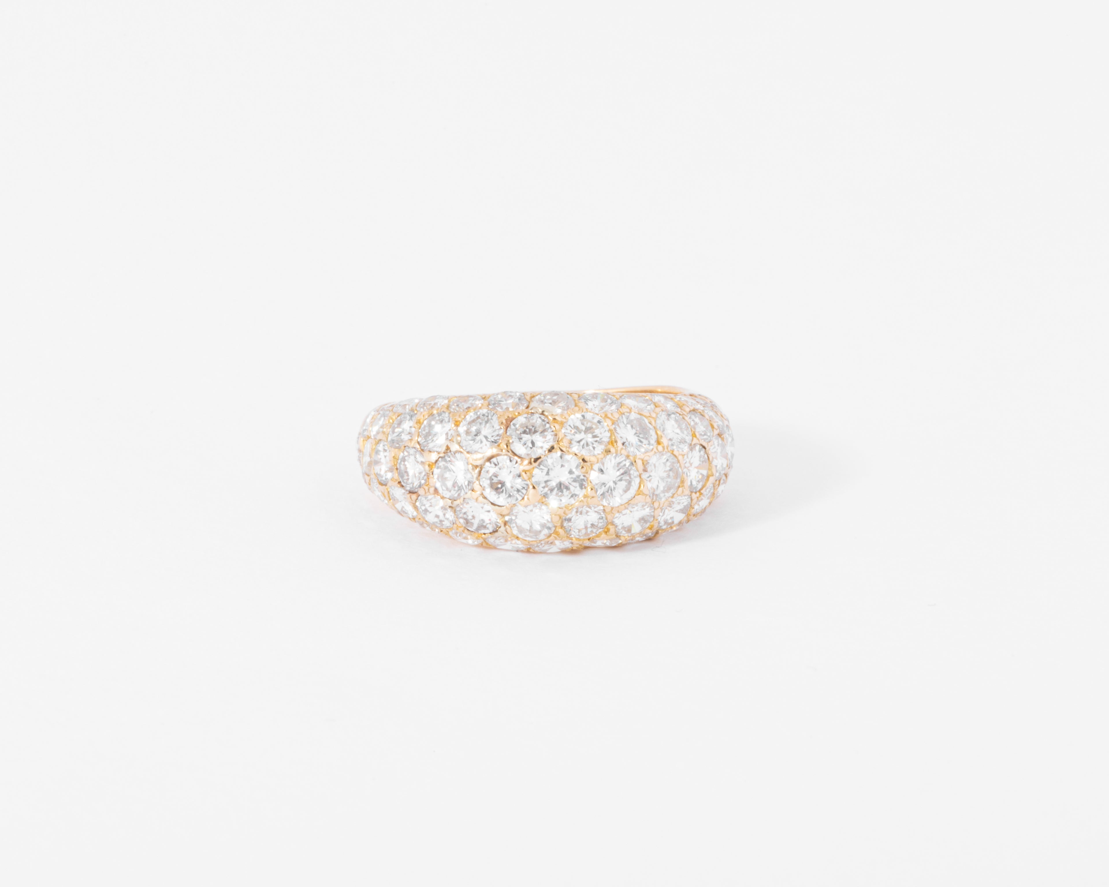 Bague jonc bombée en diamant.