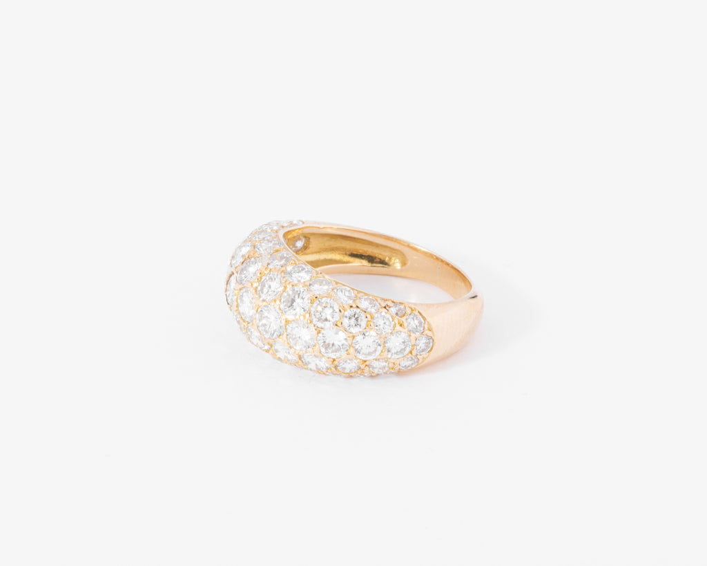 Bague jonc bombée en diamant.