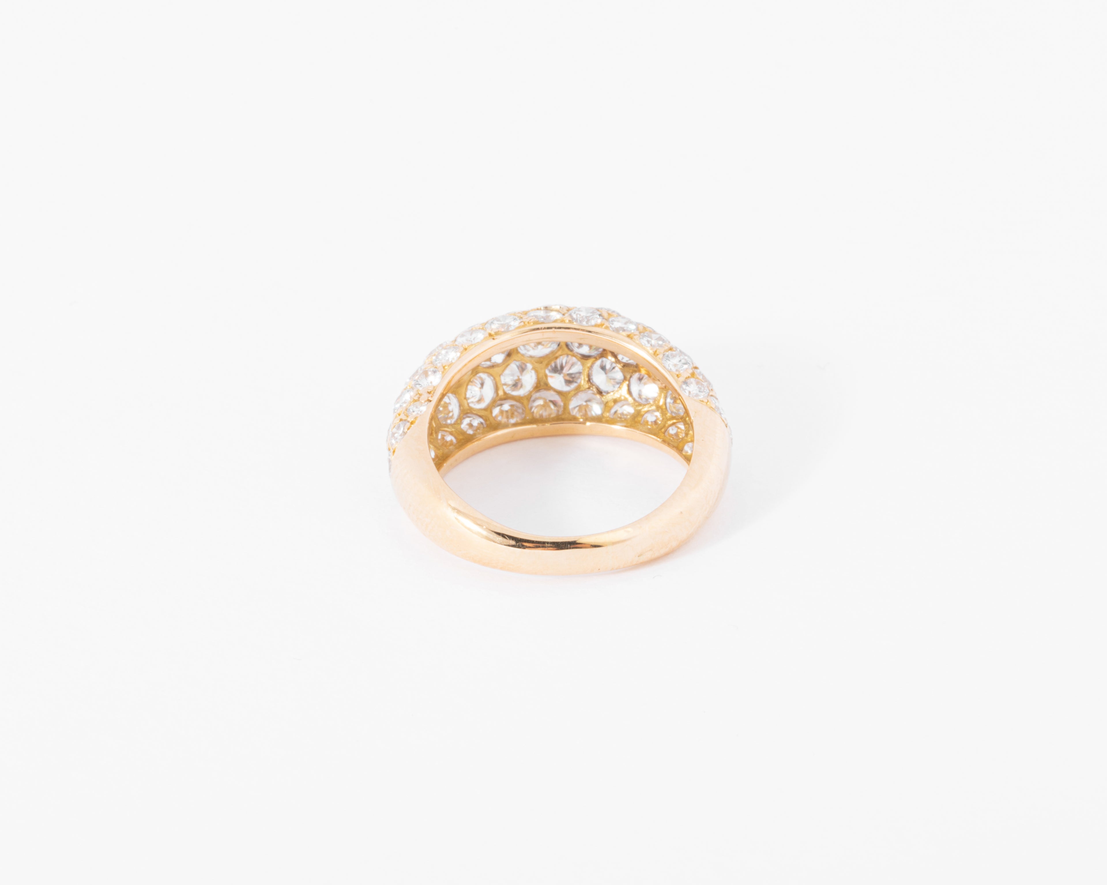 Bague jonc bombée en diamant.