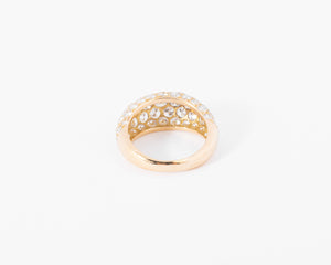 Bague jonc bombée en diamant.