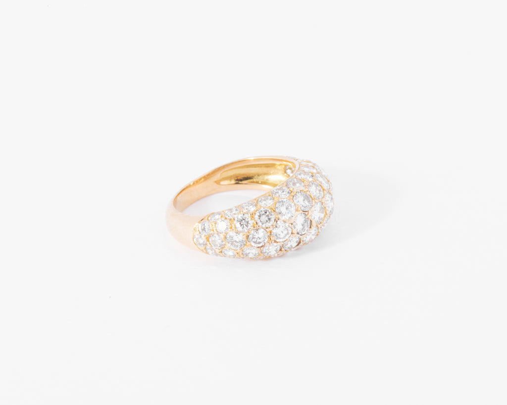 Bague jonc bombée en diamant.