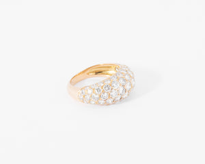 Bague jonc bombée en diamant.