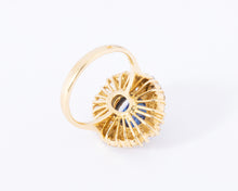 Charger l&#39;image dans la galerie, bague marguerite or jaune saphir et double entourage de diamants

