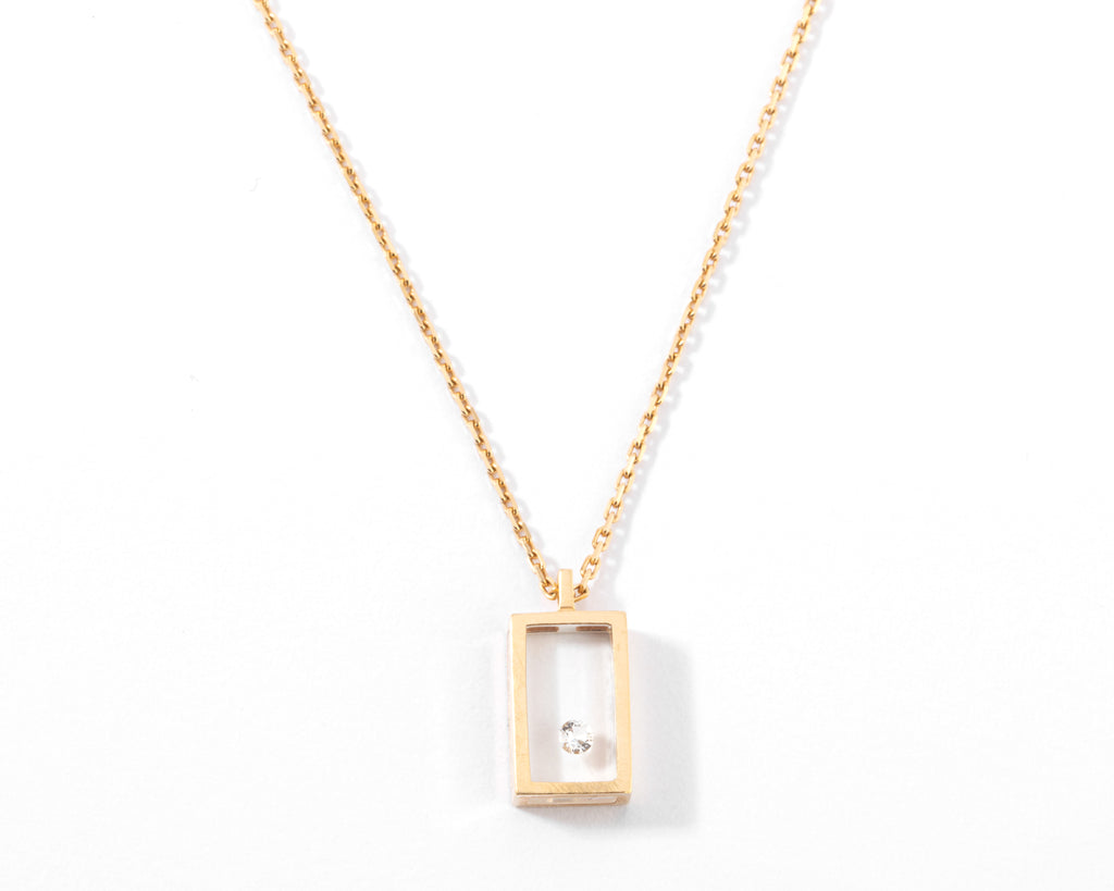 Collier or jaune et diamant sur plexisglass du créateur Pascal Morabito modèle cube
