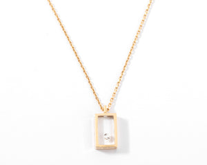Collier or jaune et diamant sur plexisglass du créateur Pascal Morabito modèle cube