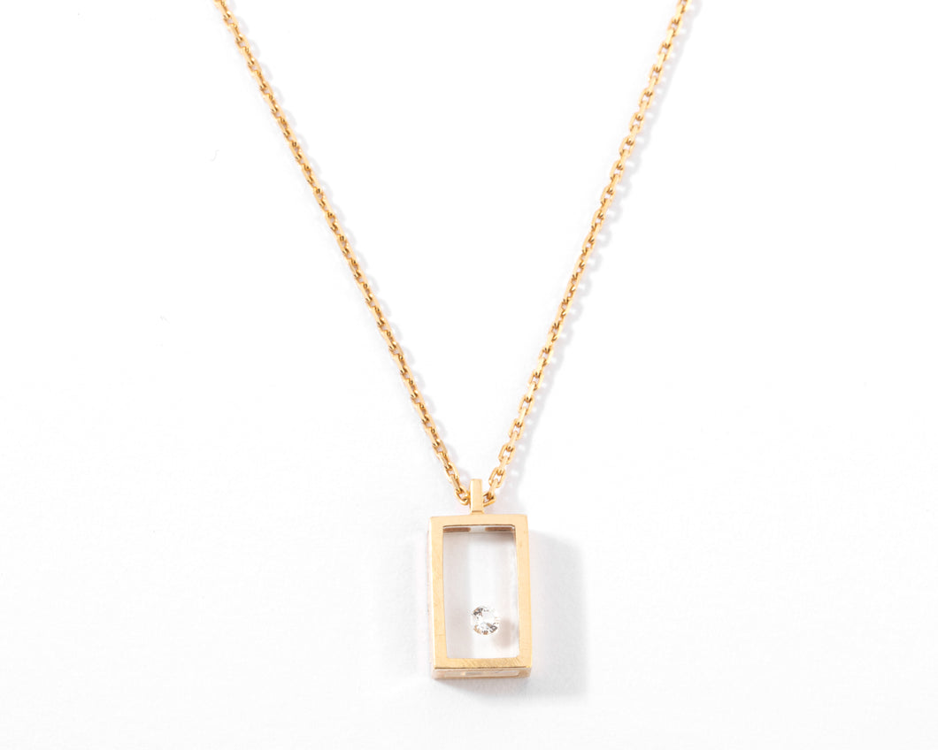 Collier or jaune et diamant sur plexisglass du créateur Pascal Morabito modèle cube