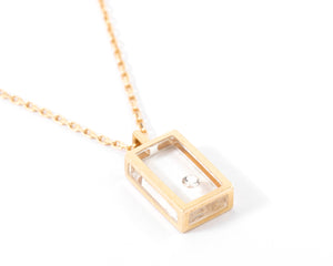 Collier or jaune et diamant sur plexisglass du créateur Pascal Morabito modèle cube