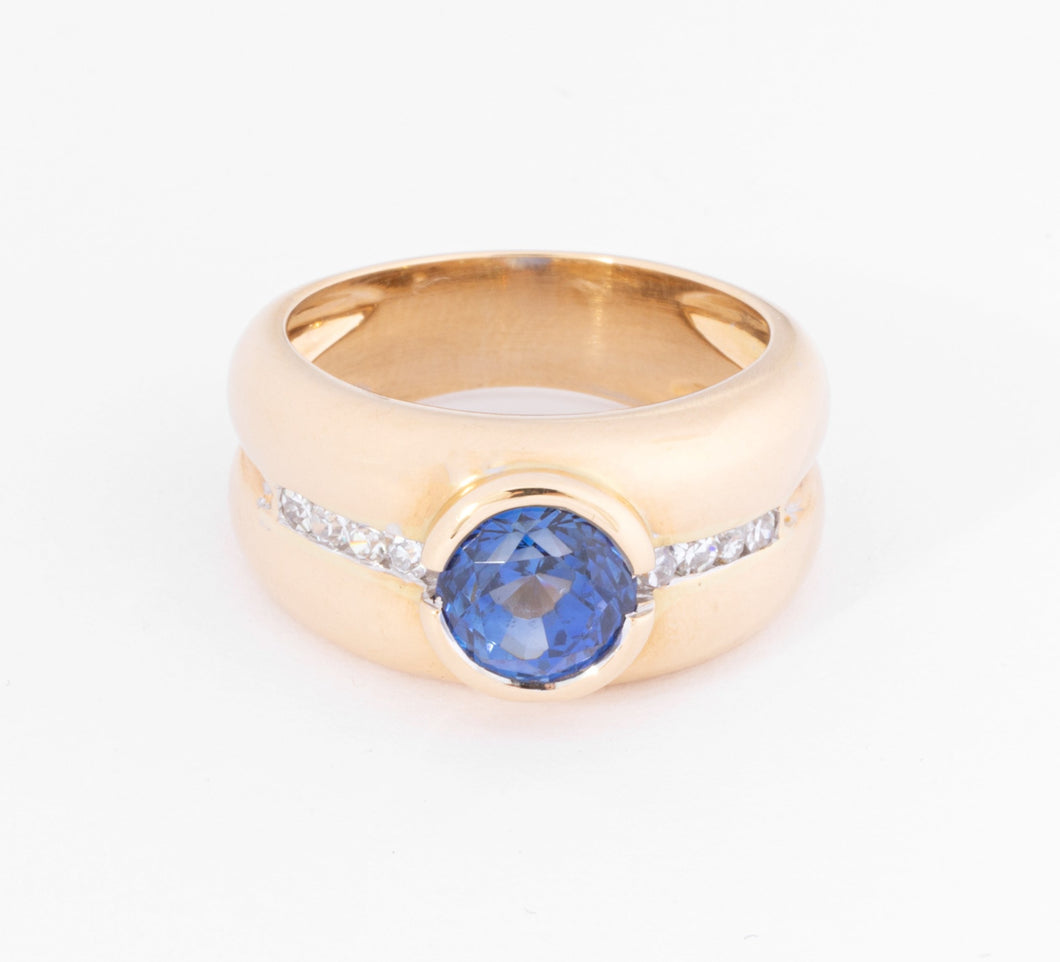 Bague jonc or jaune ornée d'un saphir taille ronde et diamant