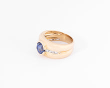 Charger l&#39;image dans la galerie, Bague jonc or jaune ornée d&#39;un saphir taille ronde et diamant
