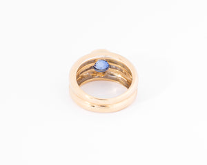 Bague jonc or jaune ornée d'un saphir taille ronde et diamant